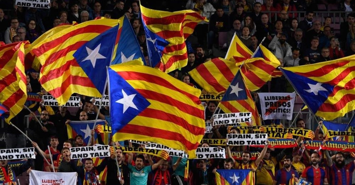 Barcelona's supporters hold placards and wave Catalan pro-independence flags during the UEFA Champions League match between Barcelona and Slavia Prague, Barcelona, Nov. 5, 2019. (AFP Photo) 