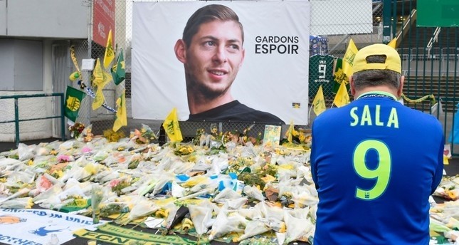 صورة ضخمة للاعب ميليانيو سالا خارج ملعب لابوجوار الأرجنتيني وكالة الأنباء الفرنسية
