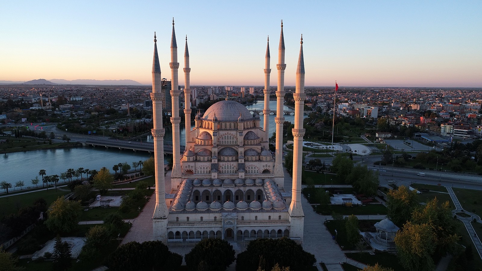 Культурные центры турции. Голубая мечеть Турция. Анкара минареты. Мечеть Турции Sabanci Merkez Camii. Стамбул Чамлыджа мечеть вид сверху.