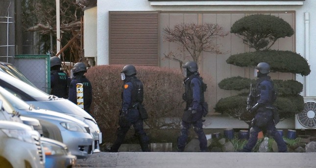 الشرطة اليابانية في مكان الحادث الفرنسية