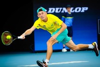 Alex de Minaur of Australia hits a return against Denis Shapovalov of Canada, Brisbane, Jan. 5, 2020. (AFP Photo) 
