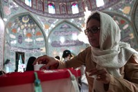 An Iranian woman casts her ballot for the presidential elections at a polling station in Tehran on May 19, 2017 (AFP Photo)