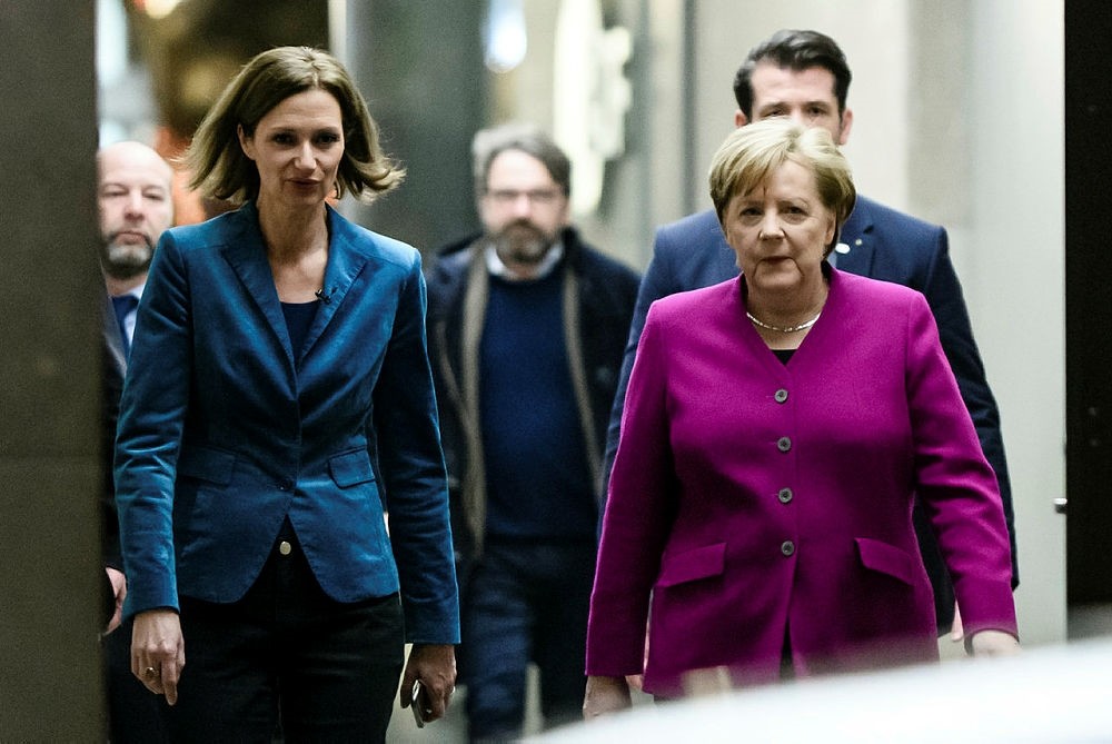 German Chancellor and Chairwoman of the Christian Democratic Union (CDU), Angela Merkel (R), and ZDF journalist Bettina Schausten (L) come out of the building in Berlin, Germany, 11 February 2018. (EPA Photo)