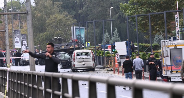 الشرطة التركية تتخذ إجراءات أمنية واسعة النطاق في المنطقة بعد هجوم خارج مبنى وزارة الداخلية، أنقرة، تركيا، 1-10-2023 صورة: الأناضول