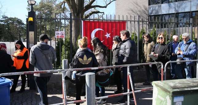 مواطنون أتراك يدلون بأصواتهم في كولن، ألمانيا من الأرشيف