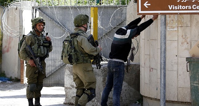إسرائيليون يعتدون على مواطنين عرب لأسباب عاطفية