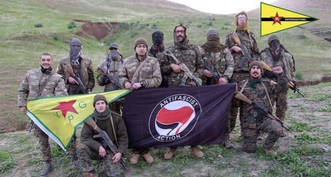 صورة تجمع إرهابيي ي ب ك في سوريا مع أعضاء في حركة أنتيفا