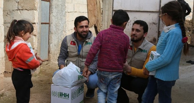 سكان قرى محررة بعفرين يتلقون مساعدات إنسانية تركية