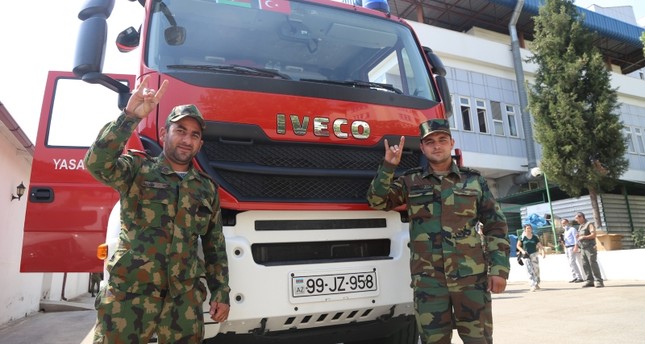 عناصر إطفاء إذربيجانيون للمساعدة في مكافحة الحرائق في تركيا الأناضول