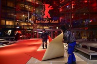 Workers roll out the red carpet as preparations are under way for the Berlinale international film festival in Berlin on February 5, 2019. (AFP Photo)