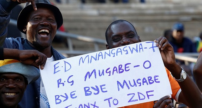 مواطنون يحتفلون باستقالة موغابي رويترز