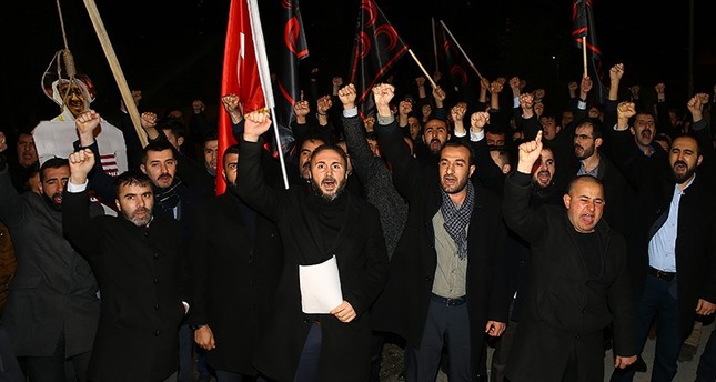 متظاهرون يحتجون أمام سفارة الإمارات في أنقرة على احنجاز رجل أعمال في دبي الأناضول