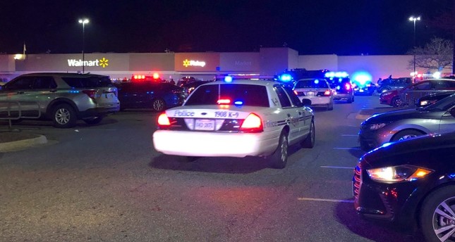 سيارات تابعة لشرطة فرجينيافي محيط متجر وول مارت بولاية فيرجينيا الذي وقع داخلة إطلاق النار، 22 نوفمبر/ تشرين الثاني 2022AP