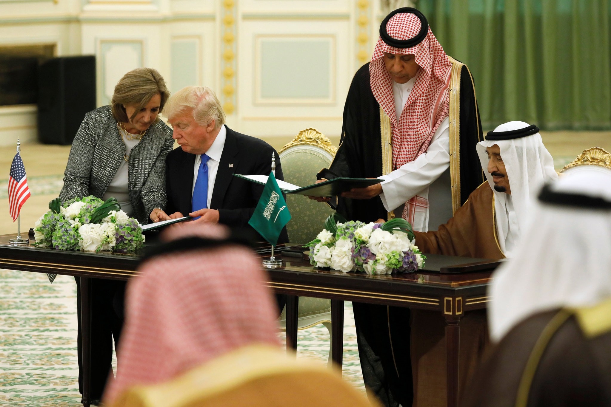 Saudi Arabia's King Salman bin Abdulaziz Al Saud (R) and U.S. President Donald Trump (L) sign a joint security agreement at the Royal Court in Riyadh. (REUTERS Photo)