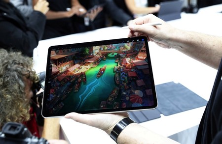 Attendees try out the new iPad Pro during an Apple launch event in the Brooklyn borough of New York, October 30, 2018. (REUTERS Photo)