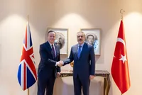 وزير الخارجية هاكان فيدان يلتقي نظيره البريطاني ديفيد كاميرون في إسطنبول