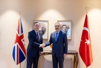 وزير الخارجية هاكان فيدان يلتقي نظيره البريطاني ديفيد كاميرون في إسطنبول