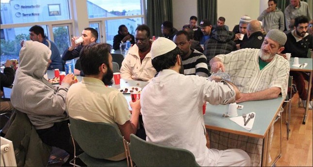 المسلمون في أستراليا يتناولون أول إفطار في رمضان