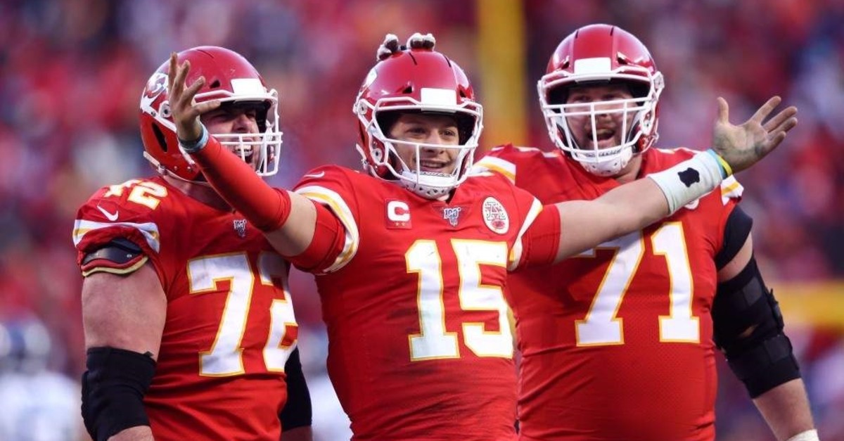 Chiefs' Patrick Mahomes (15) reacts with teammates after a fourth-quarter touchdown pass against the Titans in Kansas City, Jan. 19, 2020. (AFP Photo)