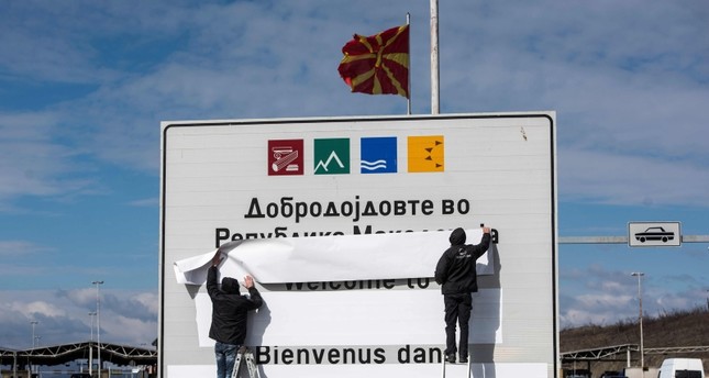 مقدونيا الشمالية تضع أول لافتة باسمها الجديد على حدودها مع اليونان