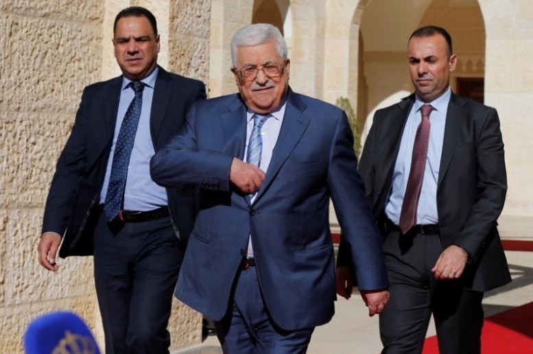Palestinian President Mahmoud Abbas walks to speaks to the media after his meeting with Jordan's King Abdullah at the Royal Palace in Amman, Jordan October 22, 2017. (Reuters Photo)