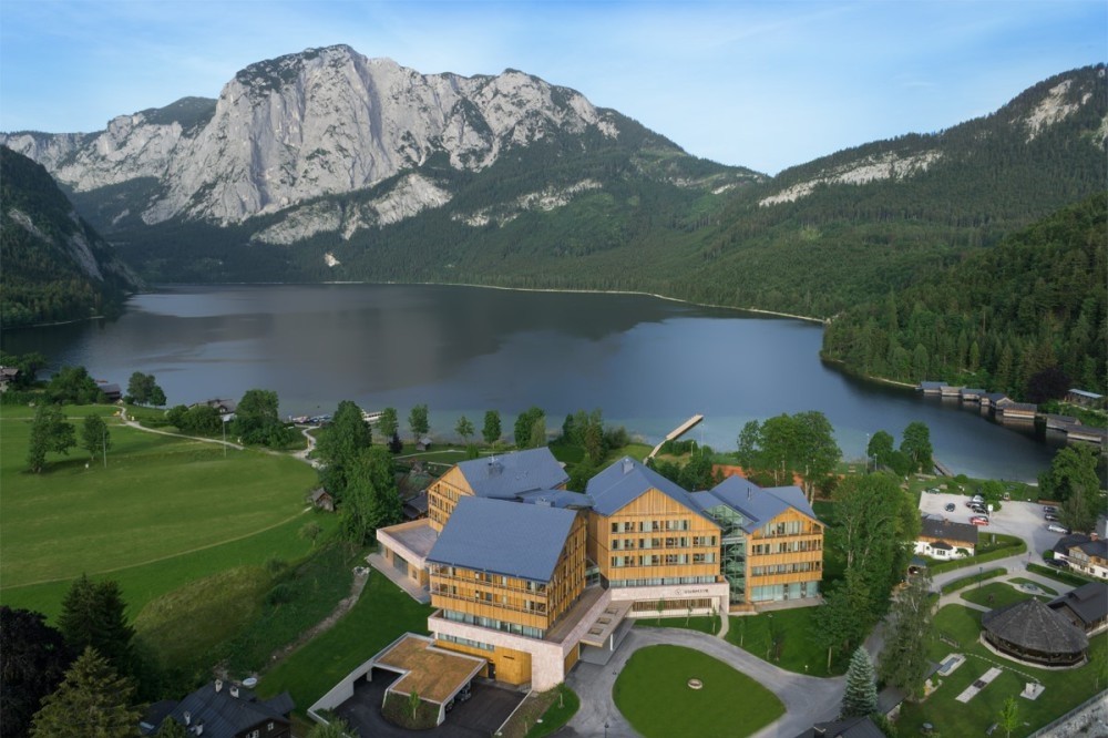 An indoor pool with a mountain view, an exclusive pier next to the lake, lounge chairs and restaurant personnel dressed in local clothes serving on silver trays, are only a few of the details that will pamper you during your detox.