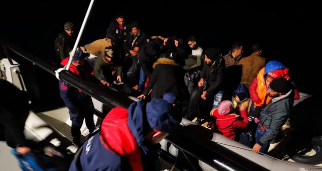 الأمن التركي يضبط 52 مهاجرًا قبالة سواحل إزمير