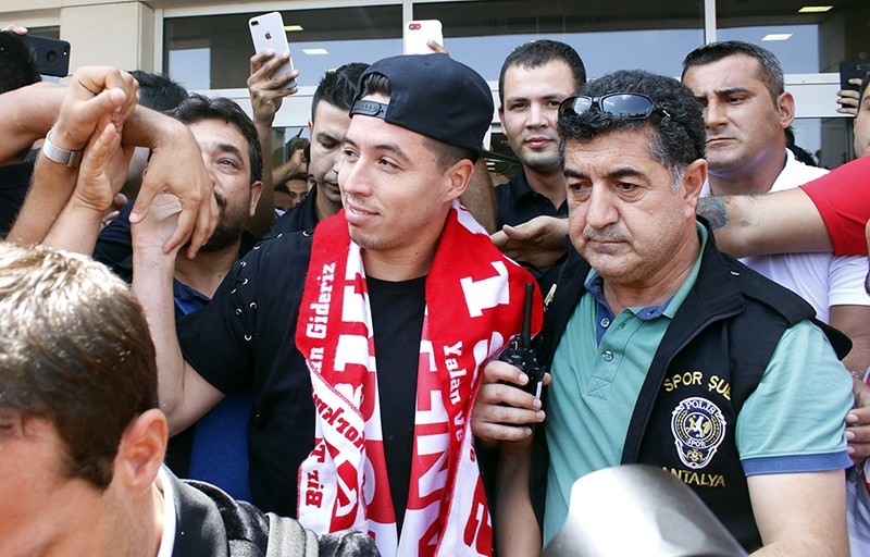 Draped in an Antalyaspor scarf, former French international Samir Nasri arrives in Antalya, Turkey to finalize his move to the Turkish side, Aug. 20, 2017. (IHA Photo) 