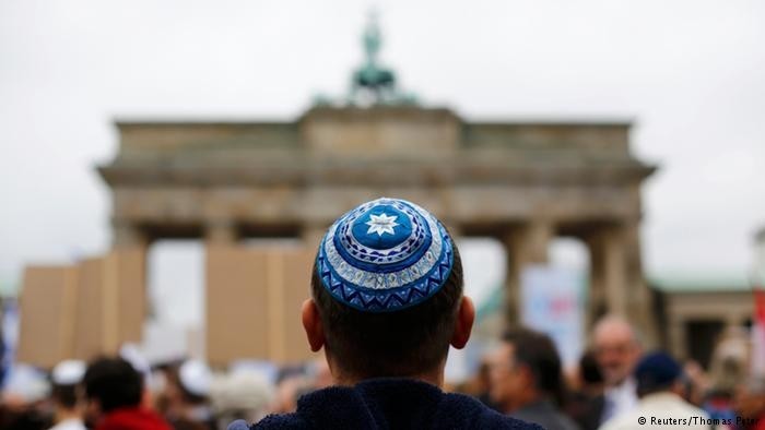 The vast majority of anti-Semitic crimes in Germany were carried out by right-wing extremists, according to a newspaper report.