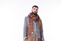 In ,Yen,, Fu0131rat Nezirou011flu interpreted the sirwal with slim fit patterns.