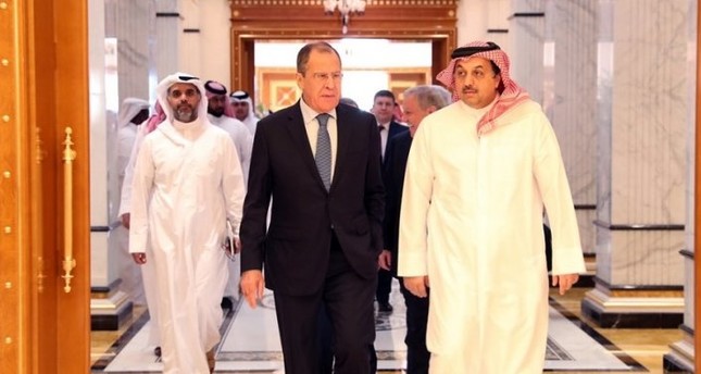 وزير دفاع قطر ولافروف يستعرضان سبل تعزيز العلاقات