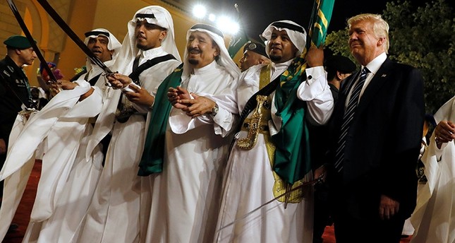 ترامب يؤدي رقصة العرضة التراثية في السعودية  رويترز