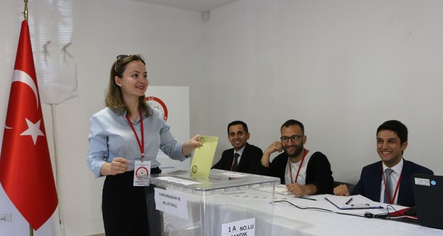 الأتراك بمصر يدلون بأصواتهم في الانتخابات المبكرة