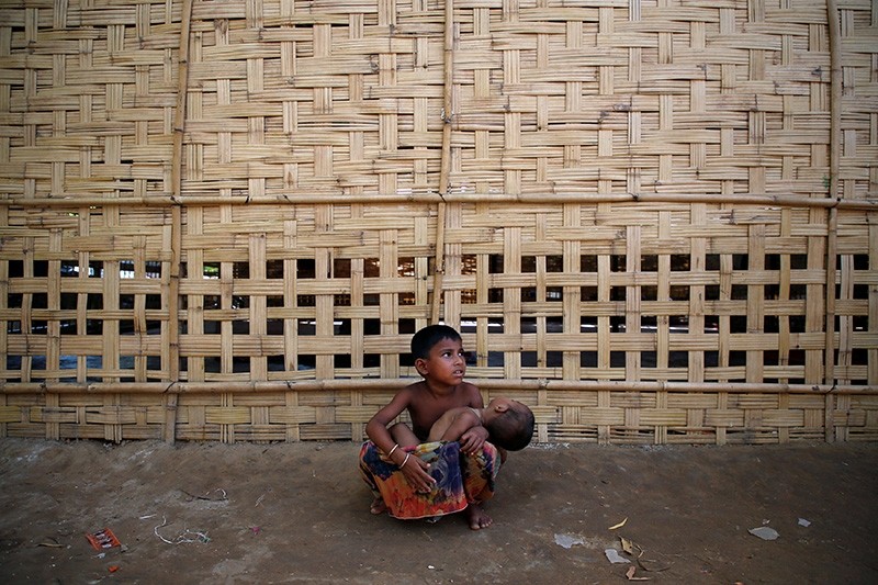 A Rohingya refugee girl takes care of her brother at Kutupalong refugee camp near Cox's Bazar, Bangladesh November 14, 2017 (Reuters Photo)