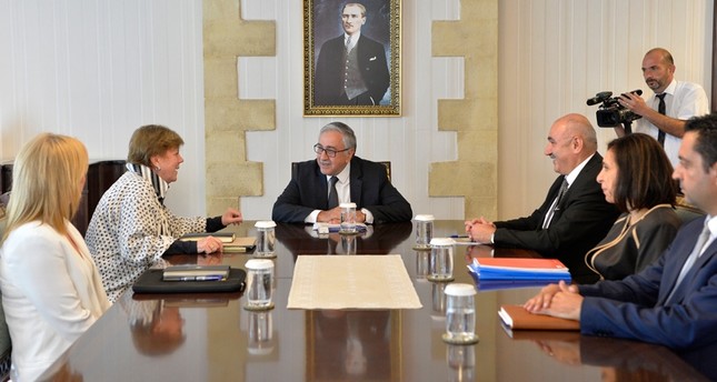 رئيس جمهورية شمال قبرص التركية مستقبلاً مستشارة الأمين العام للأمم المتحدة الأناضول