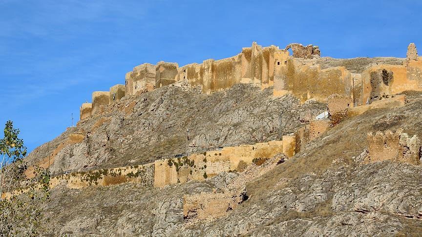 Bayburt Castle will regain its old appearance with purple and blue tiles.
