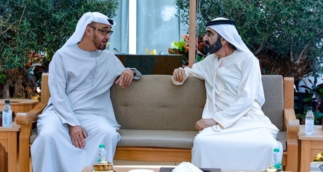 حاكم دبي يبايع محمد بن زايد رئيسا للإمارات