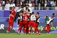 لاعبو المنتخب الأردني يحتفلون بالهدف الثالث في مرمى منتخب العراق ضمن دور الـ 16 في كأس آسيا، قطر  صورة: رويترز