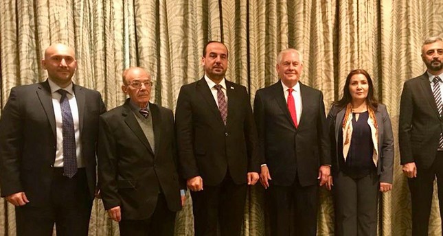 تيلرسون وسط أعضاء وفد المعارضة السورية في عمان