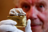 Herman Dommisse, the owner of The Sleeping Lion Pearl, which once belonged to Catherine the Great and believed to be the world's largest freshwater pearl, shows the pearl before being auctioned in the Hague, Netherlands May 28, 2018 (Reuters Photo)