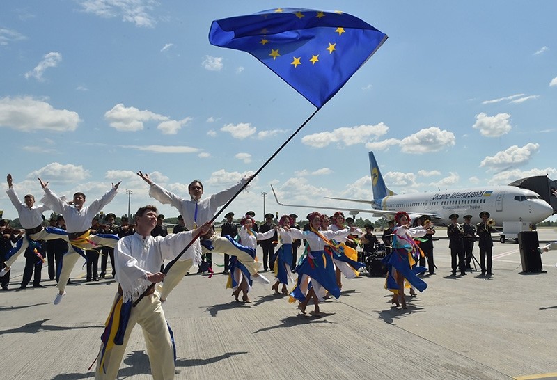  troupe of Ukrainian dancers perform on the tarmac at Boryspil airport in Kiev on June 11, 2017 on the first day of visa-free travel for Ukrainian nationals to the European Union (AFP Photo)