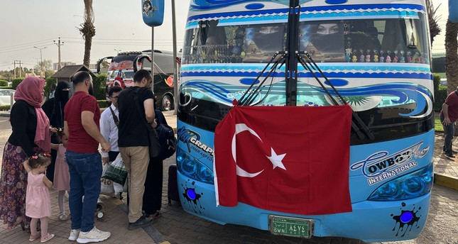 مواطنون أتراك يغادرون العاصمة السودانية الخرطوم براً باتجاه إثيوبيا لنقلهم جواً إلى تركيا الأناضول