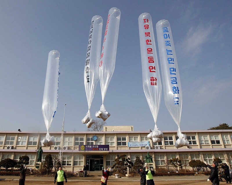 Former North Korean defectors living in the South and other conservative activists release balloons containing leaflets during a protest against the North's November 23 shelling on Yeonpyeong Island, on December 18, 2010. (Reuters Photo)