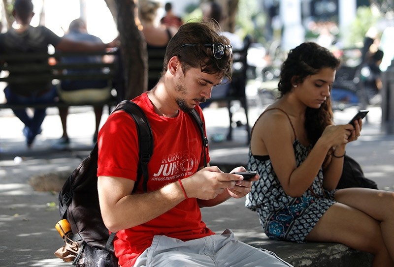 Miguel Hayes, who writes for the blog La Joven Cuba, connects to the internet at a hotspot in a park, in Havana, Cuba February 5, 2018. Picture taken February 5, 2018. (Reuters Photo)