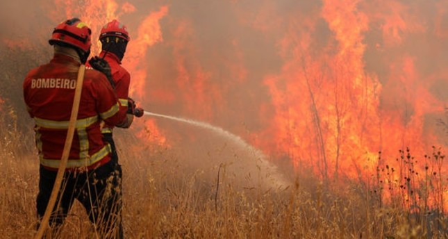 700 رجل إطفاء يشاركون في إخماد حريق هائل جنوبي البرتغال
