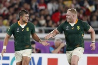 South Africa's Handre Pollard (L) celebrates after kicking a penalty, Yokohama, Oct. 27, 2019. (Reuters Photo)