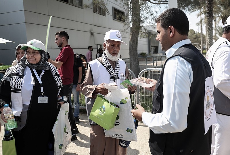 Palestinian Muslim pilgrims arrive at the Rafah border crossing between Egypt and the southern Gaza Strip, on August 14, 2017, ahead of their departure to the annual Hajj pilgrimage in Saudi Arabia's holy city of Mecca. (AFP Photo)