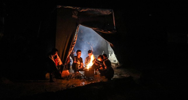 أطفال نازحون في محافظة إدلب شمال غربي سوريا يحرقون مخلفات لتوفير التدفئة من برد الشتاء القارس في خيامهم صورة: الأناضول