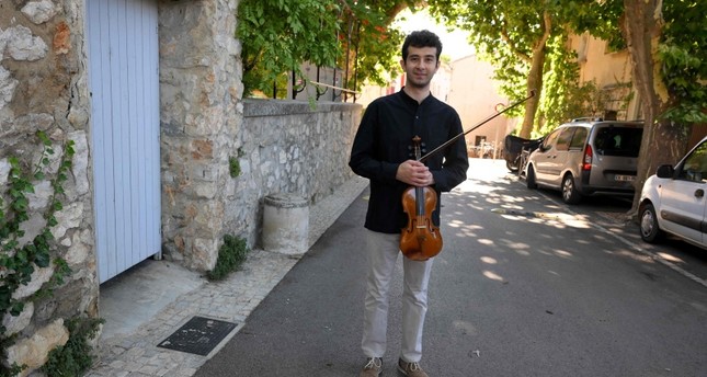 الشاب السوري الموسيقي بلال النمر الفرنسية
