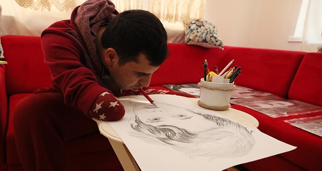 معجزة فنية.. الرسام التركي آقغون فقد ذراعيه صغيراً فأبدعت شفتاه